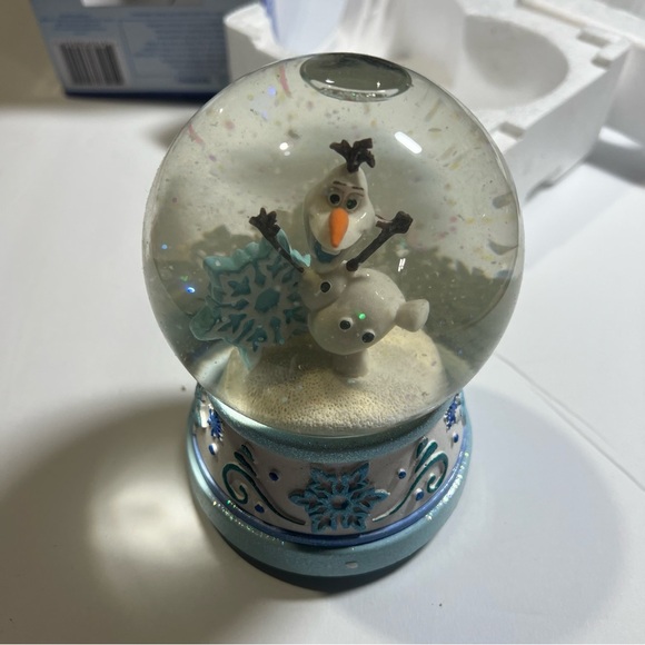 Disney Frozen Olaf Snow Globe Blue and White New in Box - Picture 5 of 8